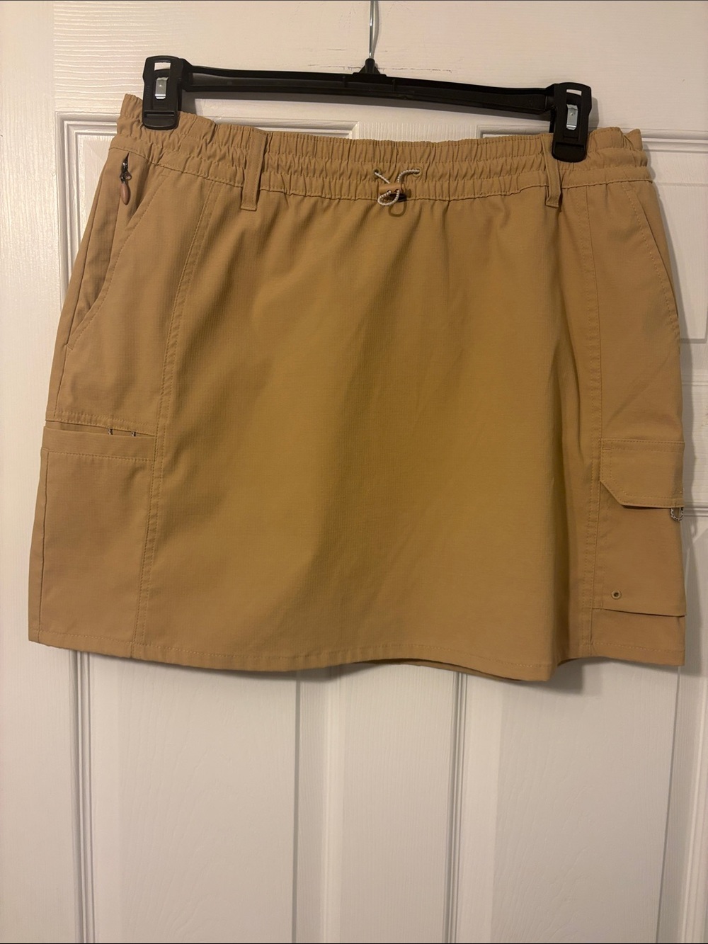 Columbia Tan Outdoor Skirt with Pockets, NWOT.